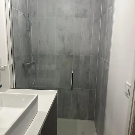 Renove Moderne - Centre Metro, Wifi Rapide Appartement